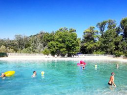 Camping Pas Cher vous présente avec son site Officiel campingpascher.fr, le Camping Tikayan La Célestine classé 3 étoiles, situé sur la commune de Beynes dans le département Alpes-de-haute-provence (Provence Alpes Côte D'azur) en France. Le camping Tikayan La Célestine vous propose un hébergement de type mobil-home de 28 m² pour 4 personnes avec climatisation. L'établissement vous propose 8 autres types d'hébergements. Découvrez tous nos séjours à petits prix dans la commune et aux alentours de Beynes du département : Alpes-de-haute-provence (Provence Alpes Côte D'azur). Rivière, Lagon, Aire de jeux enfants, Court de tennis, Cyclisme, Golf, Ping-pong, Pétanque, Randonnée, Terrain de badminton, Terrain de football, Terrain de volley-ball, Food truck, Restaurant, Supermarché, Épicerie,... En savoir plus : cliquez-ICI.