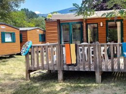Camping Pas Cher vous présente avec son site Officiel campingpascher.fr, le Camping Tikayan La Célestine classé 3 étoiles, situé sur la commune de Beynes dans le département Alpes-de-haute-provence (Provence Alpes Côte D'azur) en France. Le camping Tikayan La Célestine, vous présente un hébergement de type mobil-home de 22 m². Le camping Tikayan La Célestine vous proposeun séjour PAS CHER avec une REMISEdu sam. 25 avril au sam. 02 mai 2026, en promotion à -35% pour 7 nuits à 319 € au lieu de 490,77 € soit une Économie de 171,77 €. Cette location propose 34 dates différentes pour réserver votre séjour. Découvrez également les 6 autres gammes d'hébergements du camping. Les Avis clients pour le Camping Tikayan La Célestine sont excellents avec une note moyenne de 8 sur 10. Rivière, Lagon, Aire de jeux enfants, Court de tennis, Cyclisme, Golf, Ping-pong, Pétanque, Randonnée, Terrain de badminton, Terrain de football, Terrain de volley-ball, Food truck, Restaurant, Supermarché, Épicerie,... En savoir plus : cliquez-ICI.
