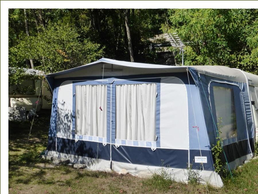 Camping Pas Cher vous présente avec son site Officiel campingpascher.fr, le Camping La Ribière classé 3 étoiles, situé sur la commune de Annot dans le département Alpes-de-haute-provence (Provence Alpes Côte D'azur) en France. Le camping La Ribière, vous présente un hébergement de type caravane de 20 m² pour 1 personne et télévision. Le camping La Ribière vous propose du dimanche 21 juin au dimanche 28 juin 2026 pour 7 nuits à 270€. Cette location propose 36 dates différentes pour réserver votre séjour. Découvrez également les 10 autres gammes d'hébergements du camping. Les Avis clients pour le Camping La Ribière sont excellents avec une note moyenne de 9 sur 10. Rivière, Piscine chauffée, Piscine extérieure, Animations familiales, Aire de jeux enfants, Centre équestre, Cyclisme, Pétanque, Randonnée, Salle de jeux vidéo, Dépôt de pain, Snack/Bar, Supermarché,... En savoir plus : cliquez-ICI.
