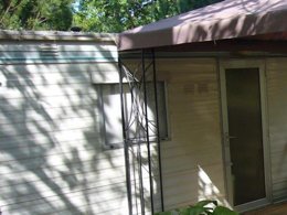 Camping Pas Cher vous présente avec son site Officiel campingpascher.fr, le Camping Le Graniers classé 3 étoiles, situé sur la commune de Monoblet dans le département Gard (Languedoc Roussillon) en France. Le camping Le Graniers vous propose un hébergement de type chalet de 35 m² avec climatisation. L'établissement vous propose 5 autres types d'hébergements. Découvrez tous nos séjours à petits prix dans la commune et aux alentours de Monoblet du département : Gard (Languedoc Roussillon). Les Avis clients pour le Camping Le Graniers sont excellents avec une note moyenne de 8 sur 10. Piscine extérieure, Animations familiales, Aire de jeux enfants, Baby-foot, Canoë-kayak, Ping-pong, Piscine, Pétanque, Randonnée, Salle de fitness, Terrain de volley-ball, Terrain multisports, Bar, Dépôt de pain, Snack/Bar, Épicerie,... En savoir plus : cliquez-ICI.