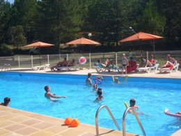 Camping Pas Cher vous présente avec son site Officiel campingpascher.fr, le Camping Le Graniers classé 3 étoiles, situé sur la commune de Monoblet dans le département Gard (Languedoc Roussillon) en France. Le camping Le Graniers vous propose un hébergement de type tente de 20 m² pour 2 personnes. L'établissement vous propose 12 autres types d'hébergements. Découvrez tous nos séjours à petits prix dans la commune et aux alentours de Monoblet du département : Gard (Languedoc Roussillon). Les Avis clients pour le Camping Le Graniers sont excellents avec une note moyenne de 8 sur 10. Piscine extérieure, Animations familiales, Aire de jeux enfants, Baby-foot, Canoë-kayak, Ping-pong, Piscine, Pétanque, Randonnée, Salle de fitness, Terrain de volley-ball, Terrain multisports, Bar, Dépôt de pain, Snack/Bar, Épicerie,... En savoir plus : cliquez-ICI.