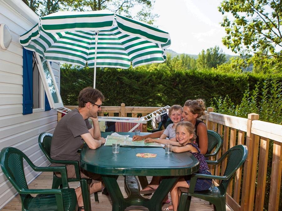 Camping Pas Cher vous présente avec son site Officiel campingpascher.fr, le Camping Les 2 Vallées classé 3 étoiles, situé sur la commune de Nant dans le département Aveyron (Midi Pyrénées) en France. Le camping Les 2 Vallées, vous présente un hébergement de type mobil-home de 26 m² pour 5 personnes et télévision. Le camping Les 2 Vallées vous propose du jeudi 04 juin au jeudi 11 juin 2026 avec une PROMO de DERNIÈRE MINUTE, en promotion à -27% pour 7 nuits à 209 € au lieu de 290 € soit une Économie de 81 €. Cette location propose 73 dates différentes pour réserver votre séjour. Découvrez également les 5 autres gammes d'hébergements du camping. Rivière, Piscine chauffée, Piscine extérieure, Animations familiales, Aire de jeux enfants, Baby-foot, Canoë-kayak, Canyoning, Centre équestre, Court de tennis, Escalade, Parcours sportif, Ping-pong, Pétanque, Rafting, Randonnée, Salle de fitness, Terrain de football, Trampoline, Bar, Boulangerie, Brasserie, Bureau de tabac, Café, Créperie, Dépôt de pain, Food truck, Pizzeria, Plats à emporter, Restaurant, Restaurant grill, Snack/Bar, Station-service, Supermarché, Épicerie,... En savoir plus : cliquez-ICI.