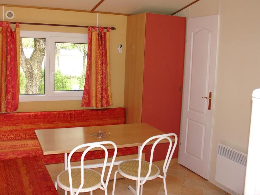 Camping Pas Cher vous présente avec son site Officiel campingpascher.fr, le Camping Les 2 Vallées classé 3 étoiles, situé sur la commune de Nant dans le département Aveyron (Midi Pyrénées) en France. Le camping Les 2 Vallées, vous présente un hébergement de type mobil-home de 28 m² pour 5 personnes avec climatisation et télévision. Le camping Les 2 Vallées vous propose du jeudi 04 juin au jeudi 11 juin 2026 avec une PROMO de DERNIÈRE MINUTE, en promotion à -28% pour 7 nuits à 249 € au lieu de 346 € soit une Économie de 97 €. Cette location propose 64 dates différentes pour réserver votre séjour. Découvrez également les 6 autres gammes d'hébergements du camping. Rivière, Piscine chauffée, Piscine extérieure, Animations familiales, Aire de jeux enfants, Baby-foot, Canoë-kayak, Canyoning, Centre équestre, Court de tennis, Escalade, Parcours sportif, Ping-pong, Pétanque, Rafting, Randonnée, Salle de fitness, Terrain de football, Trampoline, Bar, Boulangerie, Brasserie, Bureau de tabac, Café, Créperie, Dépôt de pain, Food truck, Pizzeria, Plats à emporter, Restaurant, Restaurant grill, Snack/Bar, Station-service, Supermarché, Épicerie,... En savoir plus : cliquez-ICI.