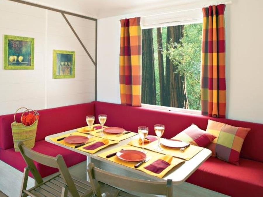 Camping Pas Cher vous présente avec son site Officiel campingpascher.fr, le Camping Les 2 Vallées classé 3 étoiles, situé sur la commune de Nant dans le département Aveyron (Midi Pyrénées) en France. Le camping Les 2 Vallées, vous présente un hébergement de type mobil-home de 32 m² pour 6 personnes avec climatisation et télévision. Le camping Les 2 Vallées vous propose du dimanche 20 septembre au dimanche 27 septembre 2026, en promotion à -20% pour 7 nuits à 245,60 € au lieu de 307,0 € soit une Économie de 61,40 €. Cette location propose 69 dates différentes pour réserver votre séjour. Découvrez également les 5 autres gammes d'hébergements du camping. Rivière, Piscine chauffée, Piscine extérieure, Animations familiales, Aire de jeux enfants, Baby-foot, Canoë-kayak, Canyoning, Centre équestre, Court de tennis, Escalade, Parcours sportif, Ping-pong, Pétanque, Rafting, Randonnée, Salle de fitness, Terrain de football, Trampoline, Bar, Boulangerie, Brasserie, Bureau de tabac, Café, Créperie, Dépôt de pain, Food truck, Pizzeria, Plats à emporter, Restaurant, Restaurant grill, Snack/Bar, Station-service, Supermarché, Épicerie,... En savoir plus : cliquez-ICI.