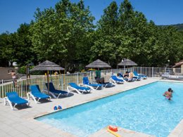 Camping Pas Cher vous présente avec son site Officiel campingpascher.fr, le Camping Les 2 Vallées classé 3 étoiles, situé sur la commune de Nant dans le département Aveyron (Midi Pyrénées) en France. Le camping Les 2 Vallées, vous présente un hébergement de type mobil-home de 34 m² pour 6 personnes avec climatisation et télévision. Le camping Les 2 Vallées vous propose du vendredi 18 septembre au vendredi 25 septembre 2026, en promotion à -20% pour 7 nuits à 327,20 € au lieu de 409,0 € soit une Économie de 81,80 €. Cette location propose 86 dates différentes pour réserver votre séjour. Découvrez également les 5 autres gammes d'hébergements du camping. Rivière, Piscine chauffée, Piscine extérieure, Animations familiales, Aire de jeux enfants, Baby-foot, Canoë-kayak, Canyoning, Centre équestre, Court de tennis, Escalade, Parcours sportif, Ping-pong, Pétanque, Rafting, Randonnée, Salle de fitness, Terrain de football, Trampoline, Bar, Boulangerie, Brasserie, Bureau de tabac, Café, Créperie, Dépôt de pain, Food truck, Pizzeria, Plats à emporter, Restaurant, Restaurant grill, Snack/Bar, Station-service, Supermarché, Épicerie,... En savoir plus : cliquez-ICI.