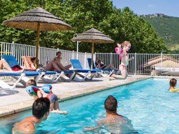 Camping Pas Cher vous présente avec son site Officiel campingpascher.fr, le Camping Les 2 Vallées classé 3 étoiles, situé sur la commune de Nant dans le département Aveyron (Midi Pyrénées) en France. Le camping Les 2 Vallées, vous présente un hébergement de type bungalow toilé de 21 m² pour 4 personnes. Le camping Les 2 Vallées vous propose du dimanche 13 septembre au dimanche 20 septembre 2026 pour 7 nuits à 209€. Cette location propose 120 dates différentes pour réserver votre séjour. Découvrez également les 6 autres gammes d'hébergements du camping. Rivière, Piscine chauffée, Piscine extérieure, Animations familiales, Aire de jeux enfants, Baby-foot, Canoë-kayak, Canyoning, Centre équestre, Court de tennis, Escalade, Parcours sportif, Ping-pong, Pétanque, Rafting, Randonnée, Salle de fitness, Terrain de football, Trampoline, Bar, Boulangerie, Brasserie, Bureau de tabac, Café, Créperie, Dépôt de pain, Food truck, Pizzeria, Plats à emporter, Restaurant, Restaurant grill, Snack/Bar, Station-service, Supermarché, Épicerie,... En savoir plus : cliquez-ICI.