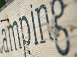 Camping Pas Cher vous présente avec son site Officiel campingpascher.fr, le Camping Les 2 Vallées classé 3 étoiles, situé sur la commune de Nant dans le département Aveyron (Midi Pyrénées) en France. Le camping Les 2 Vallées, vous présente un hébergement de type mobil-home de 34 m² pour 6 personnes avec climatisation et télévision. Le camping Les 2 Vallées vous propose du dimanche 20 septembre au dimanche 27 septembre 2026 pour 7 nuits à 405€. Cette location propose 119 dates différentes pour réserver votre séjour. Découvrez également les 6 autres gammes d'hébergements du camping. Rivière, Piscine chauffée, Piscine extérieure, Animations familiales, Aire de jeux enfants, Baby-foot, Canoë-kayak, Canyoning, Centre équestre, Court de tennis, Escalade, Parcours sportif, Ping-pong, Pétanque, Rafting, Randonnée, Salle de fitness, Terrain de football, Trampoline, Bar, Boulangerie, Brasserie, Bureau de tabac, Café, Créperie, Dépôt de pain, Food truck, Pizzeria, Plats à emporter, Restaurant, Restaurant grill, Snack/Bar, Station-service, Supermarché, Épicerie,... En savoir plus : cliquez-ICI.