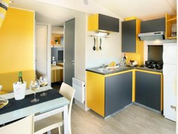 Camping Pas Cher vous présente avec son site Officiel campingpascher.fr, le Camping Les 2 Vallées classé 3 étoiles, situé sur la commune de Nant dans le département Aveyron (Midi Pyrénées) en France. Le camping Les 2 Vallées, vous présente un hébergement de type mobil-home de 26 m² et télévision. Le camping Les 2 Vallées vous propose du dimanche 20 septembre au dimanche 27 septembre 2026 pour 7 nuits à 279€. Cette location propose 119 dates différentes pour réserver votre séjour. Découvrez également les 6 autres gammes d'hébergements du camping. Les Avis clients pour le Camping Les 2 Vallées sont excellents avec une note moyenne de 9 sur 10. Rivière, Piscine chauffée, Piscine extérieure, Animations familiales, Aire de jeux enfants, Baby-foot, Canoë-kayak, Canyoning, Centre équestre, Court de tennis, Escalade, Parcours sportif, Ping-pong, Pétanque, Rafting, Randonnée, Salle de fitness, Terrain de football, Trampoline, Bar, Boulangerie, Brasserie, Bureau de tabac, Café, Créperie, Dépôt de pain, Food truck, Pizzeria, Plats à emporter, Restaurant, Restaurant grill, Snack/Bar, Station-service, Supermarché, Épicerie,... En savoir plus : cliquez-ICI.