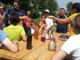 Camping Pas Cher vous présente avec son site Officiel campingpascher.fr, le Camping Les 2 Vallées classé 3 étoiles, situé sur la commune de Nant dans le département Aveyron (Midi Pyrénées) en France. Le camping Les 2 Vallées, vous présente un hébergement de type mobil-home de 26 m² pour 5 personnes et télévision. Le camping Les 2 Vallées vous propose du dimanche 20 septembre au dimanche 27 septembre 2026 pour 7 nuits à 251€. Cette location propose 120 dates différentes pour réserver votre séjour. Découvrez également les 6 autres gammes d'hébergements du camping. Rivière, Piscine chauffée, Piscine extérieure, Animations familiales, Aire de jeux enfants, Baby-foot, Canoë-kayak, Canyoning, Centre équestre, Court de tennis, Escalade, Parcours sportif, Ping-pong, Pétanque, Rafting, Randonnée, Salle de fitness, Terrain de football, Trampoline, Bar, Boulangerie, Brasserie, Bureau de tabac, Café, Créperie, Dépôt de pain, Food truck, Pizzeria, Plats à emporter, Restaurant, Restaurant grill, Snack/Bar, Station-service, Supermarché, Épicerie,... En savoir plus : cliquez-ICI.