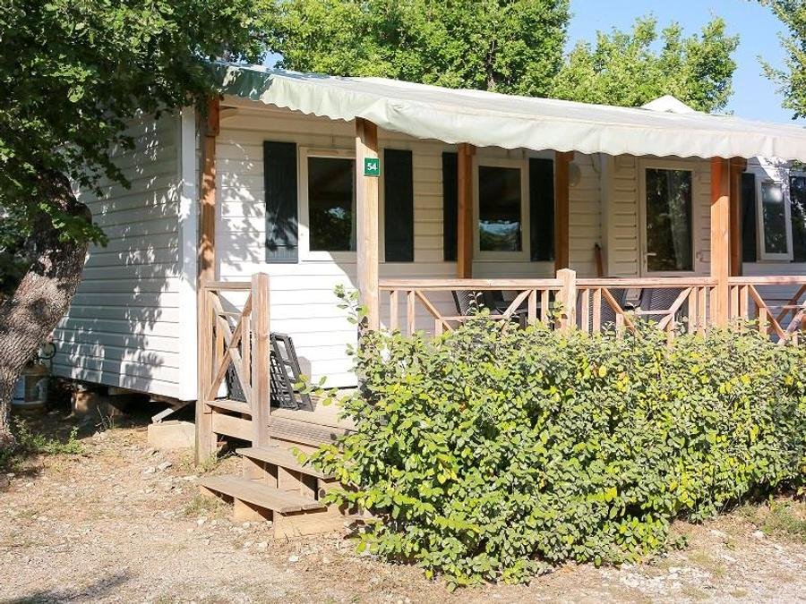 Camping Pas Cher vous présente avec son site Officiel campingpascher.fr, le Camping Flower L'Epi Bleu classé 4 étoiles, situé sur la commune de Banon dans le département Alpes-de-haute-provence (Provence Alpes Côte D'azur) en France. Le camping Flower L'Epi Bleu vous propose un hébergement de type mobil-home de 30 m² pour 6 personnes. L'établissement vous propose 8 autres types d'hébergements. Découvrez tous nos séjours à petits prix dans la commune et aux alentours de Banon du département : Alpes-de-haute-provence (Provence Alpes Côte D'azur). Piscine chauffée, Piscine extérieure, Animation ados, Animations familiales, Club enfants, Aire de jeux enfants, Ping-pong, Pétanque, Dépôt de pain, Snack/Bar, Épicerie,... En savoir plus : cliquez-ICI.