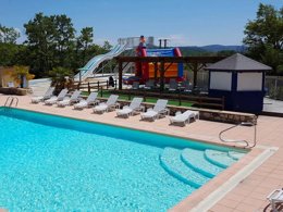 Camping Pas Cher vous présente avec son site Officiel campingpascher.fr, le Camping Flower L'Epi Bleu classé 4 étoiles, situé sur la commune de Banon dans le département Alpes-de-haute-provence (Provence Alpes Côte D'azur) en France. Le camping Flower L'Epi Bleu, vous présente un hébergement de type maison de 50 m² pour 4 personnes et télévision. Le camping Flower L'Epi Bleu vous propose du vendredi 05 juin au vendredi 12 juin 2026 avec une PROMO de DERNIÈRE MINUTE, en promotion à -15% pour 7 nuits à 517,65 € au lieu de 609 € soit une Économie de 91,35 €. Cette location propose 26 dates différentes pour réserver votre séjour. Découvrez également les 16 autres gammes d'hébergements du camping. Piscine chauffée, Piscine extérieure, Animation ados, Animations familiales, Club enfants, Aire de jeux enfants, Ping-pong, Pétanque, Dépôt de pain, Snack/Bar, Épicerie,... En savoir plus : cliquez-ICI.