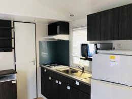 Camping Pas Cher vous présente avec son site Officiel campingpascher.fr, le Camping Le Fief D'Anduze classé 3 étoiles, situé sur la commune de Massillargues Attuech dans le département Gard (Languedoc Roussillon) en France. Le camping Le Fief D'Anduze, vous présente un hébergement de type mobil-home de 34 m² pour 8 personnes avec climatisation et télévision. Le camping Le Fief D'Anduze vous propose du sam. 18 avril au sam. 25 avril 2026 pour 7 nuits à 539€. Cette location propose 107 dates différentes pour réserver votre séjour. Découvrez également les 5 autres gammes d'hébergements du camping. Les Avis clients pour le Camping Le Fief D'Anduze sont excellents avec une note moyenne de 8 sur 10. Piscine chauffée, Piscine extérieure, Animation ados, Animations familiales, Club enfants, Aire de jeux enfants, Centre équestre, Ping-pong, Pétanque, Salle de fitness, Structure gonflable enfants, Terrain de beach-volley, Terrain multisports, Trampoline, Bar, Bureau de tabac, Dépôt de pain, Pizzeria, Snack/Bar, Supermarché, Épicerie,... En savoir plus : cliquez-ICI.