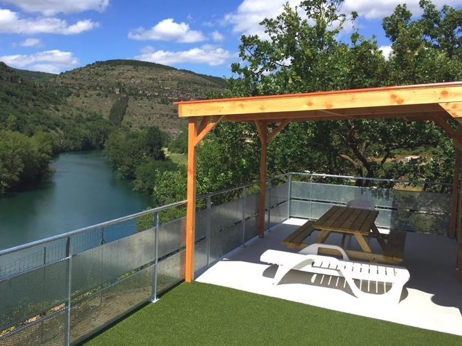 Camping Pas Cher vous présente avec son site Officiel campingpascher.fr, le Camping De La Cascade classé 4 étoiles, situé sur la commune de Saint Rome De Tarn dans le département Aveyron (Midi Pyrénées) en France. Le camping De La Cascade, vous présente un hébergement de type mobil-home de 30 m² pour 6 personnes avec climatisation et télévision. Le camping De La Cascade vous propose du jeudi 01 octobre au jeudi 08 octobre 2026 pour 7 nuits à 552€. Cette location propose 26 dates différentes pour réserver votre séjour. Découvrez également les 17 autres gammes d'hébergements du camping. Les Avis clients pour le Camping De La Cascade sont excellents avec une note moyenne de 9 sur 10. Rivière, Piscine chauffée, Piscine extérieure, Animation enfants, Animations familiales, Aire de jeux enfants, Canoë-kayak, Ping-pong, Pétanque, Salle de jeux vidéo, Structure gonflable enfants, Terrain multisports, Bar, Bureau de tabac, Dépôt de pain, Pizzeria, Restaurant, Station-service, Supermarché, Épicerie,... En savoir plus : cliquez-ICI.