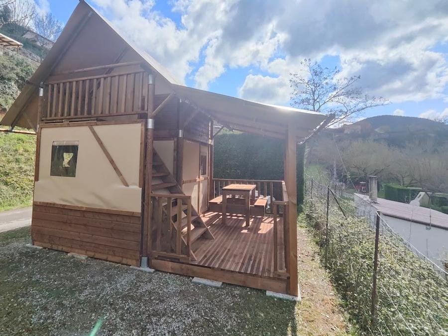 Camping Pas Cher vous présente avec son site Officiel campingpascher.fr, le Camping De La Cascade classé 4 étoiles, situé sur la commune de Saint Rome De Tarn dans le département Aveyron (Midi Pyrénées) en France. Le camping De La Cascade, vous présente un hébergement de type tente de 12 m². Le camping De La Cascade vous propose du vendredi 05 juin au vendredi 12 juin 2026 avec un DÉPART DEMAIN pour 7 nuits à 368€. Cette location propose 40 dates différentes pour réserver votre séjour. Découvrez également les 19 autres gammes d'hébergements du camping. Les Avis clients pour le Camping De La Cascade sont excellents avec une note moyenne de 9 sur 10. Rivière, Piscine chauffée, Piscine extérieure, Animation enfants, Animations familiales, Aire de jeux enfants, Canoë-kayak, Ping-pong, Pétanque, Salle de jeux vidéo, Structure gonflable enfants, Terrain multisports, Bar, Bureau de tabac, Dépôt de pain, Pizzeria, Restaurant, Station-service, Supermarché, Épicerie,... En savoir plus : cliquez-ICI.