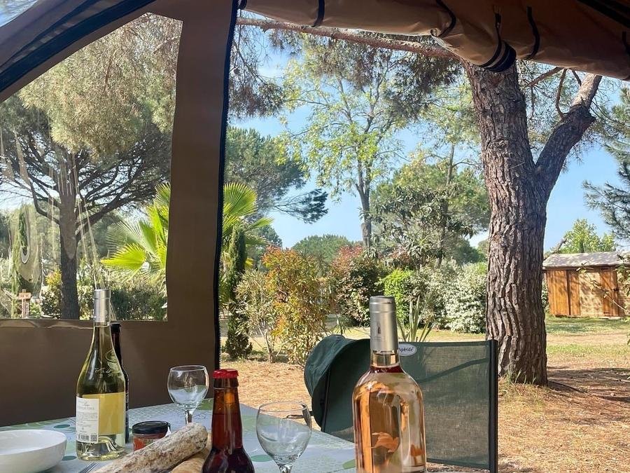 Camping Pas Cher vous présente avec son site Officiel campingpascher.fr, le Camping De La Cascade classé 4 étoiles, situé sur la commune de Saint Rome De Tarn dans le département Aveyron (Midi Pyrénées) en France. Le camping De La Cascade, vous présente un hébergement de type tente de 16 m². Le camping De La Cascade vous propose du vendredi 05 juin au vendredi 12 juin 2026 avec un DÉPART DEMAIN pour 7 nuits à 402.5€. Cette location propose 47 dates différentes pour réserver votre séjour. Découvrez également les 19 autres gammes d'hébergements du camping. Les Avis clients pour le Camping De La Cascade sont excellents avec une note moyenne de 9 sur 10. Rivière, Piscine chauffée, Piscine extérieure, Animation enfants, Animations familiales, Aire de jeux enfants, Canoë-kayak, Ping-pong, Pétanque, Salle de jeux vidéo, Structure gonflable enfants, Terrain multisports, Bar, Bureau de tabac, Dépôt de pain, Pizzeria, Restaurant, Station-service, Supermarché, Épicerie,... En savoir plus : cliquez-ICI.
