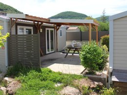 Camping Pas Cher vous présente avec son site Officiel campingpascher.fr, le Camping De La Cascade classé 4 étoiles, situé sur la commune de Saint Rome De Tarn dans le département Aveyron (Midi Pyrénées) en France. Le camping De La Cascade, vous présente un hébergement de type mobil-home de 28 m² pour 4 personnes avec climatisation. Le camping De La Cascade vous propose du mercredi 01 avril au mercredi 08 avril 2026 pour 7 nuits à 320€. Cette location propose 139 dates différentes pour réserver votre séjour. Découvrez également les 16 autres gammes d'hébergements du camping. Les Avis clients pour le Camping De La Cascade sont excellents avec une note moyenne de 9 sur 10. Rivière, Piscine chauffée, Piscine extérieure, Animation enfants, Animations familiales, Aire de jeux enfants, Canoë-kayak, Ping-pong, Pétanque, Salle de jeux vidéo, Structure gonflable enfants, Terrain multisports, Bar, Bureau de tabac, Dépôt de pain, Pizzeria, Restaurant, Station-service, Supermarché, Épicerie,... En savoir plus : cliquez-ICI.