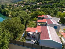 Camping Pas Cher vous présente avec son site Officiel campingpascher.fr, le Camping De La Cascade classé 4 étoiles, situé sur la commune de Saint Rome De Tarn dans le département Aveyron (Midi Pyrénées) en France. Le camping De La Cascade, vous présente un hébergement de type mobil-home de 28 m² pour 5 personnes avec climatisation et télévision. Le camping De La Cascade vous propose du mercredi 01 avril au mercredi 08 avril 2026 pour 7 nuits à 400€. Cette location propose 126 dates différentes pour réserver votre séjour. Découvrez également les 16 autres gammes d'hébergements du camping. Les Avis clients pour le Camping De La Cascade sont excellents avec une note moyenne de 9 sur 10. Rivière, Piscine chauffée, Piscine extérieure, Animation enfants, Animations familiales, Aire de jeux enfants, Canoë-kayak, Ping-pong, Pétanque, Salle de jeux vidéo, Structure gonflable enfants, Terrain multisports, Bar, Bureau de tabac, Dépôt de pain, Pizzeria, Restaurant, Station-service, Supermarché, Épicerie,... En savoir plus : cliquez-ICI.