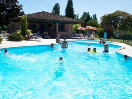 Camping Pas Cher vous présente avec son site Officiel campingpascher.fr, le Camping Le Moulin De Bidounet classé 3 étoiles, situé sur la commune de Moissac dans le département Tarn-et-garonne (Midi Pyrénées) en France. Le camping Le Moulin De Bidounet, vous présente un hébergement de type tente. Le camping Le Moulin De Bidounet vous propose du sam. 06 juin au sam. 13 juin 2026 avec un DÉPART DEMAIN pour 7 nuits à 264.6€. Cette location propose 118 dates différentes pour réserver votre séjour. Découvrez également les 6 autres gammes d'hébergements du camping. Les Avis clients pour le Camping Le Moulin De Bidounet sont excellents avec une note moyenne de 8 sur 10. Piscine extérieure, Animations familiales, Club enfants, Aire de jeux enfants, Baby-foot, Canoë-kayak, Cyclisme, Ping-pong, Pétanque, Randonnée, Salle de jeux vidéo, Terrain de volley-ball, Terrain multisports, Bar, Dépôt de pain, Snack/Bar, Épicerie,... En savoir plus : cliquez-ICI.