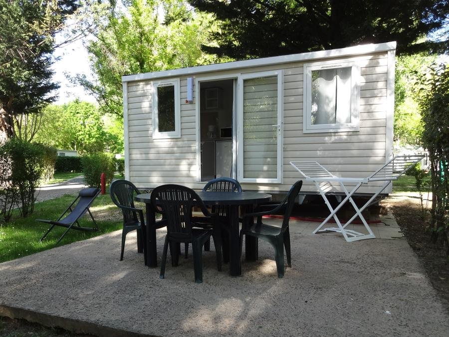 Camping Pas Cher vous présente avec son site Officiel campingpascher.fr, le Camping Paradis Du Viaduc classé 4 étoiles, situé sur la commune de Millau dans le département Aveyron (Midi Pyrénées) en France. Le camping Paradis Du Viaduc vous propose un hébergement de type mobil-home de 21 m² pour 1 personne. L'établissement vous propose 8 autres types d'hébergements. Découvrez tous nos séjours à petits prix dans la commune et aux alentours de Millau du département : Aveyron (Midi Pyrénées). Les Avis clients pour le Camping Paradis Du Viaduc sont excellents avec une note moyenne de 8 sur 10. Rivière, Piscine chauffée, Piscine extérieure, Animation enfants, Animations familiales, Aire de jeux enfants, Ping-pong, Pétanque, Salle de jeux vidéo, Terrain multisports, Bar, Dépôt de pain, Plats à emporter, Restaurant, Snack/Bar, Épicerie,... En savoir plus : cliquez-ICI.