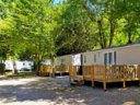 Camping Pas Cher vous présente avec son site Officiel campingpascher.fr, le Camping Paradis Du Viaduc classé 4 étoiles, situé sur la commune de Millau dans le département Aveyron (Midi Pyrénées) en France. Le camping Paradis Du Viaduc vous propose un hébergement de type mobil-home de 32 m² avec climatisation. L'établissement vous propose 8 autres types d'hébergements. Découvrez tous nos séjours à petits prix dans la commune et aux alentours de Millau du département : Aveyron (Midi Pyrénées). Les Avis clients pour le Camping Paradis Du Viaduc sont excellents avec une note moyenne de 8 sur 10. Rivière, Piscine chauffée, Piscine extérieure, Animation enfants, Animations familiales, Aire de jeux enfants, Ping-pong, Pétanque, Salle de jeux vidéo, Terrain multisports, Bar, Dépôt de pain, Plats à emporter, Restaurant, Snack/Bar, Épicerie,... En savoir plus : cliquez-ICI.