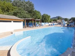Camping Pas Cher vous présente avec son site Officiel campingpascher.fr, le Camping Paradis Du Viaduc classé 4 étoiles, situé sur la commune de Millau dans le département Aveyron (Midi Pyrénées) en France. Le camping Paradis Du Viaduc, vous présente un hébergement de type mobil-home de 26 m². Le camping Paradis Du Viaduc vous propose du sam. 27 juin au sam. 04 juillet 2026, en promotion à -10% pour 7 nuits à 249 € au lieu de 277,0 € soit une Économie de 28 €. Cette location propose 15 dates différentes pour réserver votre séjour. Découvrez également les 8 autres gammes d'hébergements du camping. Les Avis clients pour le Camping Paradis Du Viaduc sont excellents avec une note moyenne de 8 sur 10. Rivière, Piscine chauffée, Piscine extérieure, Animation enfants, Animations familiales, Aire de jeux enfants, Ping-pong, Pétanque, Salle de jeux vidéo, Structure gonflable enfants, Terrain multisports, Trampoline, Bar, Dépôt de pain, Plats à emporter, Restaurant, Snack/Bar, Épicerie,... En savoir plus : cliquez-ICI.