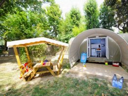 Camping Pas Cher vous présente avec son site Officiel campingpascher.fr, le Camping Paradis Du Viaduc classé 4 étoiles, situé sur la commune de Millau dans le département Aveyron (Midi Pyrénées) en France. Le camping Paradis Du Viaduc, vous présente un hébergement de type tente en toile et bois de 16 m². Le camping Paradis Du Viaduc vous propose du sam. 30 mai au sam. 06 juin 2026, en promotion à -11% pour 7 nuits à 169 € au lieu de 190,0 € soit une Économie de 21 €. Cette location propose 106 dates différentes pour réserver votre séjour. Découvrez également les 8 autres gammes d'hébergements du camping. Les Avis clients pour le Camping Paradis Du Viaduc sont excellents avec une note moyenne de 8 sur 10. Rivière, Piscine chauffée, Piscine extérieure, Animation enfants, Animations familiales, Aire de jeux enfants, Ping-pong, Pétanque, Salle de jeux vidéo, Terrain multisports, Bar, Dépôt de pain, Plats à emporter, Restaurant, Snack/Bar, Épicerie,... En savoir plus : cliquez-ICI.
