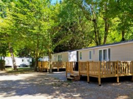 Camping Pas Cher vous présente avec son site Officiel campingpascher.fr, le Camping Paradis Du Viaduc classé 4 étoiles, situé sur la commune de Millau dans le département Aveyron (Midi Pyrénées) en France. Le camping Paradis Du Viaduc vous propose un hébergement de type mobil-home de 42 m² avec climatisation. L'établissement vous propose 8 autres types d'hébergements. Découvrez tous nos séjours à petits prix dans la commune et aux alentours de Millau du département : Aveyron (Midi Pyrénées). Les Avis clients pour le Camping Paradis Du Viaduc sont excellents avec une note moyenne de 8 sur 10. Rivière, Piscine chauffée, Piscine extérieure, Animation enfants, Animations familiales, Aire de jeux enfants, Ping-pong, Pétanque, Salle de jeux vidéo, Terrain multisports, Bar, Dépôt de pain, Plats à emporter, Restaurant, Snack/Bar, Épicerie,... En savoir plus : cliquez-ICI.