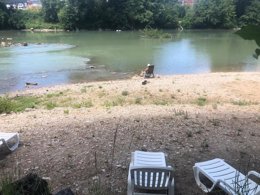 Camping Pas Cher vous présente avec son site Officiel campingpascher.fr, le Camping Paradis Du Viaduc classé 4 étoiles, situé sur la commune de Millau dans le département Aveyron (Midi Pyrénées) en France. Le camping Paradis Du Viaduc vous propose un hébergement de type mobil-home de 33 m² avec climatisation. L'établissement vous propose 8 autres types d'hébergements. Découvrez tous nos séjours à petits prix dans la commune et aux alentours de Millau du département : Aveyron (Midi Pyrénées). Les Avis clients pour le Camping Paradis Du Viaduc sont excellents avec une note moyenne de 8 sur 10. Rivière, Piscine chauffée, Piscine extérieure, Animation enfants, Animations familiales, Aire de jeux enfants, Ping-pong, Pétanque, Salle de jeux vidéo, Terrain multisports, Bar, Dépôt de pain, Plats à emporter, Restaurant, Snack/Bar, Épicerie,... En savoir plus : cliquez-ICI.