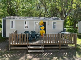 Camping Pas Cher vous présente avec son site Officiel campingpascher.fr, le Camping Paradis Du Viaduc classé 4 étoiles, situé sur la commune de Millau dans le département Aveyron (Midi Pyrénées) en France. Le camping Paradis Du Viaduc, vous présente un hébergement de type tente en toile et bois de 16 m². Le camping Paradis Du Viaduc vous propose du sam. 30 mai au sam. 06 juin 2026, en promotion à -11% pour 7 nuits à 169 € au lieu de 190,0 € soit une Économie de 21 €. Cette location propose 106 dates différentes pour réserver votre séjour. Découvrez également les 8 autres gammes d'hébergements du camping. Les Avis clients pour le Camping Paradis Du Viaduc sont excellents avec une note moyenne de 8 sur 10. Rivière, Piscine chauffée, Piscine extérieure, Animation enfants, Animations familiales, Aire de jeux enfants, Ping-pong, Pétanque, Salle de jeux vidéo, Terrain multisports, Bar, Dépôt de pain, Plats à emporter, Restaurant, Snack/Bar, Épicerie,... En savoir plus : cliquez-ICI.