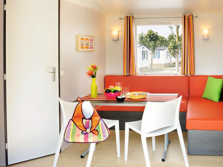Camping Pas Cher vous présente avec son site Officiel campingpascher.fr, le Camping Les Cantarelles - Ciela Village classé 3 étoiles, situé sur la commune de Alrance dans le département Aveyron (Midi Pyrénées) en France. Le camping Les Cantarelles - Ciela Village, vous présente un hébergement de type mobil-home de 26 m² avec climatisation et télévision. Le camping Les Cantarelles - Ciela Village vous propose du dimanche 13 septembre au dimanche 20 septembre 2026, en promotion à -14% pour 7 nuits à 228 € au lieu de 266,0 € soit une Économie de 38 €. Cette location propose 97 dates différentes pour réserver votre séjour. Découvrez également les 10 autres gammes d'hébergements du camping. Les Avis clients pour le Camping Les Cantarelles - Ciela Village sont de 7 sur 10. Lac, Piscine chauffée, Piscine extérieure, Animations familiales, Club enfants, Aire de jeux enfants, Baby-foot, Parcours sportif, Ping-pong, Pétanque, Trampoline, Bar, Restaurant, Snack/Bar, Épicerie,... En savoir plus : cliquez-ICI.