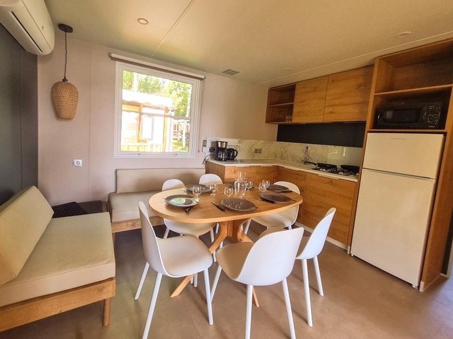 Camping Pas Cher vous présente avec son site Officiel campingpascher.fr, le Camping Les Cantarelles - Ciela Village classé 3 étoiles, situé sur la commune de Alrance dans le département Aveyron (Midi Pyrénées) en France. Le camping Les Cantarelles - Ciela Village, vous présente un hébergement de type mobil-home de 35 m² pour 1 personne avec climatisation et télévision. Le camping Les Cantarelles - Ciela Village vous propose du sam. 06 juin au sam. 13 juin 2026 avec une PROMO de DERNIÈRE MINUTE, en promotion à -14% pour 7 nuits à 318 € au lieu de 371 € soit une Économie de 53 €. Cette location propose 66 dates différentes pour réserver votre séjour. Découvrez également les 10 autres gammes d'hébergements du camping. Les Avis clients pour le Camping Les Cantarelles - Ciela Village sont excellents avec une note moyenne de 8 sur 10. Lac, Piscine chauffée, Piscine extérieure, Animations familiales, Club enfants, Aire de jeux enfants, Baby-foot, Parcours sportif, Ping-pong, Pétanque, Trampoline, Bar, Restaurant, Snack/Bar, Épicerie,... En savoir plus : cliquez-ICI.