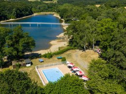 Camping Pas Cher vous présente avec son site Officiel campingpascher.fr, le Camping Les Cantarelles - Ciela Village classé 3 étoiles, situé sur la commune de Alrance dans le département Aveyron (Midi Pyrénées) en France. Le camping Les Cantarelles - Ciela Village, vous présente un hébergement de type hébergement insolite de 9 m² et télévision. Le camping Les Cantarelles - Ciela Village vous propose du dimanche 07 juin au dimanche 14 juin 2026, en promotion à -14% pour 7 nuits à 168 € au lieu de 196,0 € soit une Économie de 28 €. Cette location propose 100 dates différentes pour réserver votre séjour. Découvrez également les 10 autres gammes d'hébergements du camping. Les Avis clients pour le Camping Les Cantarelles - Ciela Village sont de 7 sur 10. Lac, Piscine chauffée, Piscine extérieure, Animations familiales, Club enfants, Aire de jeux enfants, Baby-foot, Parcours sportif, Ping-pong, Pétanque, Trampoline, Bar, Restaurant, Snack/Bar, Épicerie,... En savoir plus : cliquez-ICI.