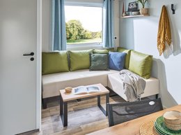 Camping Pas Cher vous présente avec son site Officiel campingpascher.fr, le Camping Les Cantarelles classé 3 étoiles, situé sur la commune de Alrance dans le département Aveyron (Midi Pyrénées) en France. Le camping Les Cantarelles, vous présente un hébergement de type mobil-home de 29 m² avec climatisation et télévision. Le camping Les Cantarelles vous propose du jeudi 07 mai au jeudi 14 mai 2026, en promotion à -15% pour 7 nuits à 238 € au lieu de 280,0 € soit une Économie de 42 €. Cette location propose 86 dates différentes pour réserver votre séjour. Découvrez également les 8 autres gammes d'hébergements du camping. Les Avis clients pour le Camping Les Cantarelles sont de 7 sur 10. Lac, Piscine chauffée, Piscine extérieure, Animations familiales, Club enfants, Aire de jeux enfants, Baby-foot, Parcours sportif, Ping-pong, Pétanque, Trampoline, Bar, Restaurant, Snack/Bar, Épicerie,... En savoir plus : cliquez-ICI.