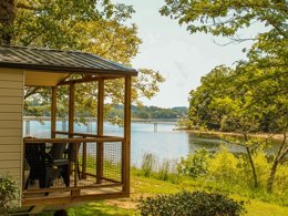 Camping Pas Cher vous présente avec son site Officiel campingpascher.fr, le Camping Les Cantarelles classé 3 étoiles, situé sur la commune de Alrance dans le département Aveyron (Midi Pyrénées) en France. Le camping Les Cantarelles, vous présente un hébergement de type mobil-home de 26 m² avec climatisation et télévision. Le camping Les Cantarelles vous propose du jeudi 07 mai au jeudi 14 mai 2026, en promotion à -15% pour 7 nuits à 267,75 € au lieu de 315,0 € soit une Économie de 47,25 €. Cette location propose 46 dates différentes pour réserver votre séjour. Découvrez également les 8 autres gammes d'hébergements du camping. Les Avis clients pour le Camping Les Cantarelles sont de 7 sur 10. Lac, Piscine chauffée, Piscine extérieure, Animations familiales, Club enfants, Aire de jeux enfants, Baby-foot, Parcours sportif, Ping-pong, Pétanque, Trampoline, Bar, Restaurant, Snack/Bar, Épicerie,... En savoir plus : cliquez-ICI.