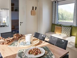 Camping Pas Cher vous présente avec son site Officiel campingpascher.fr, le Camping Les Cantarelles classé 3 étoiles, situé sur la commune de Alrance dans le département Aveyron (Midi Pyrénées) en France. Le camping Les Cantarelles, vous présente un hébergement de type mobil-home de 30 m² avec climatisation et télévision. Le camping Les Cantarelles vous propose du jeudi 07 mai au jeudi 14 mai 2026, en promotion à -15% pour 7 nuits à 297,50 € au lieu de 350,0 € soit une Économie de 52,50 €. Cette location propose 87 dates différentes pour réserver votre séjour. Découvrez également les 8 autres gammes d'hébergements du camping. Les Avis clients pour le Camping Les Cantarelles sont de 7 sur 10. Lac, Piscine chauffée, Piscine extérieure, Animations familiales, Club enfants, Aire de jeux enfants, Baby-foot, Parcours sportif, Ping-pong, Pétanque, Trampoline, Bar, Restaurant, Snack/Bar, Épicerie,... En savoir plus : cliquez-ICI.