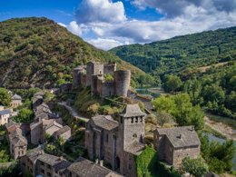 Camping Pas Cher vous présente avec son site Officiel campingpascher.fr, le Camping Les Cantarelles classé 3 étoiles, situé sur la commune de Alrance dans le département Aveyron (Midi Pyrénées) en France. Le camping Les Cantarelles, vous présente un hébergement de type mobil-home de 29 m² avec climatisation et télévision. Le camping Les Cantarelles vous propose du jeudi 07 mai au jeudi 14 mai 2026, en promotion à -15% pour 7 nuits à 238 € au lieu de 280,0 € soit une Économie de 42 €. Cette location propose 86 dates différentes pour réserver votre séjour. Découvrez également les 8 autres gammes d'hébergements du camping. Les Avis clients pour le Camping Les Cantarelles sont de 7 sur 10. Lac, Piscine chauffée, Piscine extérieure, Animations familiales, Club enfants, Aire de jeux enfants, Baby-foot, Parcours sportif, Ping-pong, Pétanque, Trampoline, Bar, Restaurant, Snack/Bar, Épicerie,... En savoir plus : cliquez-ICI.