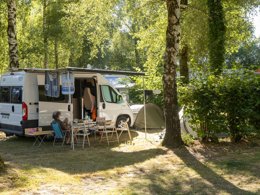 Camping Pas Cher vous présente avec son site Officiel campingpascher.fr, le Camping Les Cantarelles classé 3 étoiles, situé sur la commune de Alrance dans le département Aveyron (Midi Pyrénées) en France. Le camping Les Cantarelles, vous présente un hébergement de type chalet de 12 m² et télévision. Le camping Les Cantarelles vous propose du vendredi 08 mai au vendredi 15 mai 2026, en promotion à -15% pour 7 nuits à 204 € au lieu de 240,0 € soit une Économie de 36 €. Cette location propose 88 dates différentes pour réserver votre séjour. Découvrez également les 8 autres gammes d'hébergements du camping. Les Avis clients pour le Camping Les Cantarelles sont de 7 sur 10. Lac, Piscine chauffée, Piscine extérieure, Animations familiales, Club enfants, Aire de jeux enfants, Baby-foot, Parcours sportif, Ping-pong, Pétanque, Trampoline, Bar, Restaurant, Snack/Bar, Épicerie,... En savoir plus : cliquez-ICI.