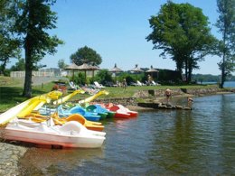 Camping Pas Cher vous présente avec son site Officiel campingpascher.fr, le Camping Les Cantarelles classé 3 étoiles, situé sur la commune de Alrance dans le département Aveyron (Midi Pyrénées) en France. Le camping Les Cantarelles, vous présente un hébergement de type mobil-home de 26 m² avec climatisation et télévision. Le camping Les Cantarelles vous propose du jeudi 07 mai au jeudi 14 mai 2026, en promotion à -15% pour 7 nuits à 226,10 € au lieu de 266,0 € soit une Économie de 39,90 €. Cette location propose 84 dates différentes pour réserver votre séjour. Découvrez également les 8 autres gammes d'hébergements du camping. Les Avis clients pour le Camping Les Cantarelles sont de 7 sur 10. Lac, Piscine chauffée, Piscine extérieure, Animations familiales, Club enfants, Aire de jeux enfants, Baby-foot, Parcours sportif, Ping-pong, Pétanque, Trampoline, Bar, Restaurant, Snack/Bar, Épicerie,... En savoir plus : cliquez-ICI.