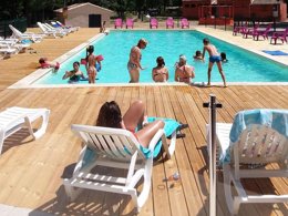 Camping Pas Cher vous présente avec son site Officiel campingpascher.fr, le Camping La Berge Fleurie classé 4 étoiles, situé sur la commune de Mialet dans le département Gard (Languedoc Roussillon) en France. Le camping La Berge Fleurie vous propose un hébergement de type mobil-home de 32 m² avec climatisation (télévision). L'établissement vous propose 5 autres types d'hébergements. Découvrez tous nos séjours à petits prix dans la commune et aux alentours de Mialet du département : Gard (Languedoc Roussillon). Les Avis clients pour le Camping La Berge Fleurie sont excellents avec une note moyenne de 9 sur 10. Rivière, Piscine chauffée, Piscine extérieure, Animation enfants, Animations familiales, Aire de jeux enfants, Canoë-kayak, Canyoning, Pétanque, Randonnée, Tir à l’arc, Dépôt de pain, Plats à emporter, Restaurant, Snack/Bar, Supermarché,... En savoir plus : cliquez-ICI.
