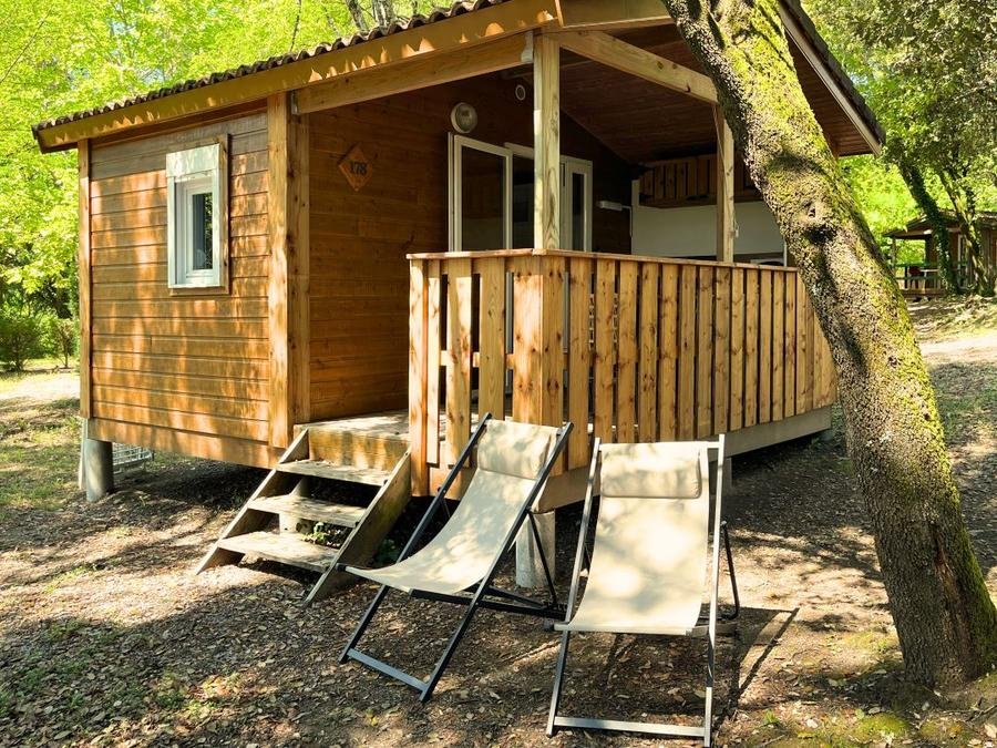 Camping Pas Cher vous présente avec son site Officiel campingpascher.fr, le Camping Sunêlia La Clémentine classé 4 étoiles, situé sur la commune de Cendras dans le département Gard (Languedoc Roussillon) en France. Le camping Sunêlia La Clémentine, vous présente un hébergement de type chalet de 16 m². Le camping Sunêlia La Clémentine vous propose du sam. 12 septembre au sam. 19 septembre 2026, en promotion à -10% pour 7 nuits à 157,50 € au lieu de 175,0 € soit une Économie de 17,50 €. Cette location propose 82 dates différentes pour réserver votre séjour. Découvrez également les 15 autres gammes d'hébergements du camping. Les Avis clients pour le Camping Sunêlia La Clémentine sont excellents avec une note moyenne de 8 sur 10. Lagon, Piscine extérieure, Animations familiales, Club enfants, Aire de jeux enfants, Baby-foot, Court de padel en extérieur, Ping-pong, Structure gonflable enfants, Terrain de badminton, Terrain multisports, Dépôt de pain, Restaurant, Snack/Bar, Station-service, Supermarché, Épicerie,... En savoir plus : cliquez-ICI.