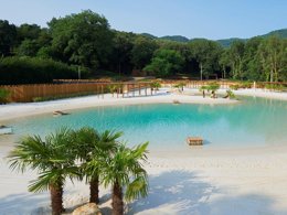 Camping Pas Cher vous présente avec son site Officiel campingpascher.fr, le Camping Sunêlia La Clémentine classé 4 étoiles, situé sur la commune de Cendras dans le département Gard (Languedoc Roussillon) en France. Le camping Sunêlia La Clémentine, vous présente un hébergement de type chalet de 30 m² pour 3 personnes. Le camping Sunêlia La Clémentine vous propose du vendredi 11 septembre au vendredi 18 septembre 2026, en promotion à -19% pour 7 nuits à 259,20 € au lieu de 320,0 € soit une Économie de 60,80 €. Cette location propose 56 dates différentes pour réserver votre séjour. Découvrez également les 14 autres gammes d'hébergements du camping. Les Avis clients pour le Camping Sunêlia La Clémentine sont excellents avec une note moyenne de 8 sur 10. Lagon, Piscine extérieure, Animations familiales, Club enfants, Aire de jeux enfants, Baby-foot, Court de padel en extérieur, Ping-pong, Structure gonflable enfants, Terrain de badminton, Terrain multisports, Dépôt de pain, Restaurant, Snack/Bar, Station-service, Supermarché, Épicerie,... En savoir plus : cliquez-ICI.