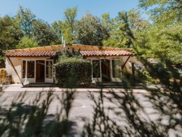 Camping Pas Cher vous présente avec son site Officiel campingpascher.fr, le Camping Sunêlia La Clémentine classé 4 étoiles, situé sur la commune de Cendras dans le département Gard (Languedoc Roussillon) en France. Le camping Sunêlia La Clémentine, vous présente un hébergement de type chalet de 18 m² pour 1 personne. Le camping Sunêlia La Clémentine vous propose du sam. 12 septembre au sam. 19 septembre 2026, en promotion à -19% pour 7 nuits à 170,10 € au lieu de 210,0 € soit une Économie de 39,90 €. Cette location propose 96 dates différentes pour réserver votre séjour. Découvrez également les 14 autres gammes d'hébergements du camping. Les Avis clients pour le Camping Sunêlia La Clémentine sont excellents avec une note moyenne de 8 sur 10. Lagon, Piscine extérieure, Animations familiales, Club enfants, Aire de jeux enfants, Baby-foot, Court de padel en extérieur, Ping-pong, Structure gonflable enfants, Terrain de badminton, Terrain multisports, Dépôt de pain, Restaurant, Snack/Bar, Station-service, Supermarché, Épicerie,... En savoir plus : cliquez-ICI.