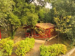 Camping Pas Cher vous présente avec son site Officiel campingpascher.fr, le Camping Sunêlia La Clémentine classé 4 étoiles, situé sur la commune de Cendras dans le département Gard (Languedoc Roussillon) en France. Le camping Sunêlia La Clémentine, vous présente un hébergement de type chalet de 35 m² pour 5 personnes avec climatisation et télévision. Le camping Sunêlia La Clémentine vous propose du vendredi 11 septembre au vendredi 18 septembre 2026, en promotion à -19% pour 7 nuits à 259,20 € au lieu de 320,0 € soit une Économie de 60,80 €. Cette location propose 52 dates différentes pour réserver votre séjour. Découvrez également les 14 autres gammes d'hébergements du camping. Les Avis clients pour le Camping Sunêlia La Clémentine sont excellents avec une note moyenne de 8 sur 10. Lagon, Piscine extérieure, Animations familiales, Club enfants, Aire de jeux enfants, Baby-foot, Court de padel en extérieur, Ping-pong, Structure gonflable enfants, Terrain de badminton, Terrain multisports, Dépôt de pain, Restaurant, Snack/Bar, Station-service, Supermarché, Épicerie,... En savoir plus : cliquez-ICI.