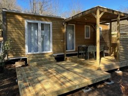 Camping Pas Cher vous présente avec son site Officiel campingpascher.fr, le Camping Sunêlia La Clémentine classé 4 étoiles, situé sur la commune de Cendras dans le département Gard (Languedoc Roussillon) en France. Le camping Sunêlia La Clémentine, vous présente un hébergement de type mobil-home de 30 m² pour 4 personnes avec climatisation et télévision. Le camping Sunêlia La Clémentine vous propose du vendredi 11 septembre au vendredi 18 septembre 2026, en promotion à -19% pour 7 nuits à 315,90 € au lieu de 390,0 € soit une Économie de 74,10 €. Cette location propose 30 dates différentes pour réserver votre séjour. Découvrez également les 14 autres gammes d'hébergements du camping. Les Avis clients pour le Camping Sunêlia La Clémentine sont excellents avec une note moyenne de 8 sur 10. Lagon, Piscine extérieure, Animations familiales, Club enfants, Aire de jeux enfants, Baby-foot, Court de padel en extérieur, Ping-pong, Structure gonflable enfants, Terrain de badminton, Terrain multisports, Dépôt de pain, Restaurant, Snack/Bar, Station-service, Supermarché, Épicerie,... En savoir plus : cliquez-ICI.