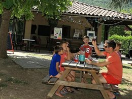 Camping Pas Cher vous présente avec son site Officiel campingpascher.fr, le Camping Le Noble Val classé 2 étoiles, situé sur la commune de Saint Antonin Noble Val dans le département Tarn-et-garonne (Midi Pyrénées) en France. Le camping Le Noble Val, vous présente un hébergement de type mobil-home de 25 m² pour 1 personne avec climatisation. Le camping Le Noble Val vous proposeun séjour PAS CHER avec une REMISEdu dimanche 03 mai au dimanche 10 mai 2026, en promotion à -44% pour 7 nuits à 305,90 € au lieu de 546,25 € soit une Économie de 240,35 €. Cette location propose 87 dates différentes pour réserver votre séjour. Découvrez également les 3 autres gammes d'hébergements du camping. Les Avis clients pour le Camping Le Noble Val sont de 7 sur 10. Rivière, Piscine extérieure, Animations familiales, Club enfants, Aire de jeux enfants, Canoë-kayak, Paddle, Ping-pong, Pétanque, Randonnée, Terrain multisports, Bar, Restaurant, Snack/Bar, Épicerie,... En savoir plus : cliquez-ICI.