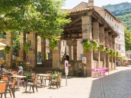 Camping Pas Cher vous présente avec son site Officiel campingpascher.fr, le Camping Le Noble Val classé 2 étoiles, situé sur la commune de Saint Antonin Noble Val dans le département Tarn-et-garonne (Midi Pyrénées) en France. Le camping Le Noble Val, vous présente un hébergement de type lodge de 25 m² pour 1 personne. Le camping Le Noble Val vous proposeun séjour PAS CHER avec une REMISEdu dimanche 14 juin au dimanche 21 juin 2026, en promotion à -44% pour 7 nuits à 256,90 € au lieu de 458,75 € soit une Économie de 201,85 €. Cette location propose 37 dates différentes pour réserver votre séjour. Découvrez également les 3 autres gammes d'hébergements du camping. Les Avis clients pour le Camping Le Noble Val sont de 7 sur 10. Rivière, Piscine extérieure, Animations familiales, Club enfants, Aire de jeux enfants, Canoë-kayak, Paddle, Ping-pong, Pétanque, Randonnée, Terrain multisports, Bar, Restaurant, Snack/Bar, Épicerie,... En savoir plus : cliquez-ICI.