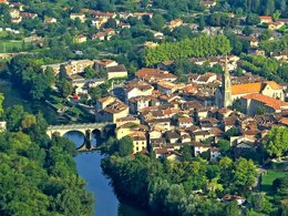 Camping Pas Cher vous présente avec son site Officiel campingpascher.fr, le Camping Le Noble Val classé 2 étoiles, situé sur la commune de Saint Antonin Noble Val dans le département Tarn-et-garonne (Midi Pyrénées) en France. Le camping Le Noble Val, vous présente un hébergement de type mobil-home de 31 m² pour 6 personnes avec climatisation. Le camping Le Noble Val vous proposeun séjour PAS CHER avec une REMISEdu dimanche 03 mai au dimanche 10 mai 2026, en promotion à -44% pour 7 nuits à 330,40 € au lieu de 590,0 € soit une Économie de 259,60 €. Cette location propose 79 dates différentes pour réserver votre séjour. Découvrez également les 3 autres gammes d'hébergements du camping. Les Avis clients pour le Camping Le Noble Val sont de 7 sur 10. Rivière, Piscine extérieure, Animations familiales, Club enfants, Aire de jeux enfants, Canoë-kayak, Paddle, Ping-pong, Pétanque, Randonnée, Terrain multisports, Bar, Restaurant, Snack/Bar, Épicerie,... En savoir plus : cliquez-ICI.