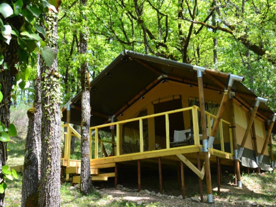 Camping Pas Cher vous présente avec son site Officiel campingpascher.fr, le Camping Le Camp classé 3 étoiles, situé sur la commune de Varen dans le département Tarn-et-garonne (Midi Pyrénées) en France. Le camping Le Camp vous propose un hébergement de type tente en toile et bois. L'établissement vous propose 7 autres types d'hébergements. Découvrez tous nos séjours à petits prix dans la commune et aux alentours de Varen du département : Tarn-et-garonne (Midi Pyrénées). Piscine extérieure, Animations familiales, Aire de jeux enfants, Canoë-kayak, Cyclisme, Escalade, Parcours sportif, Ping-pong, Pétanque, Plats à emporter,... En savoir plus : cliquez-ICI.