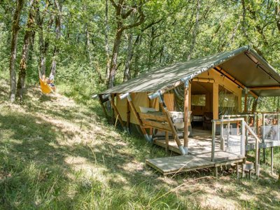 Cliquez pour découvrir toutes les photos de l'HÉBERGEMENT ! tente en toile et bois - Le Camp photo 9