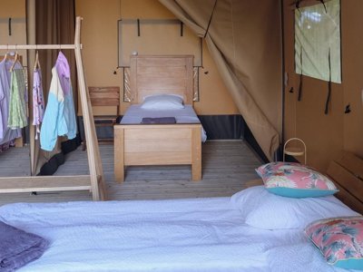 Cliquez pour découvrir toutes les photos de l'HÉBERGEMENT ! tente en toile et bois - Le Camp photo 10